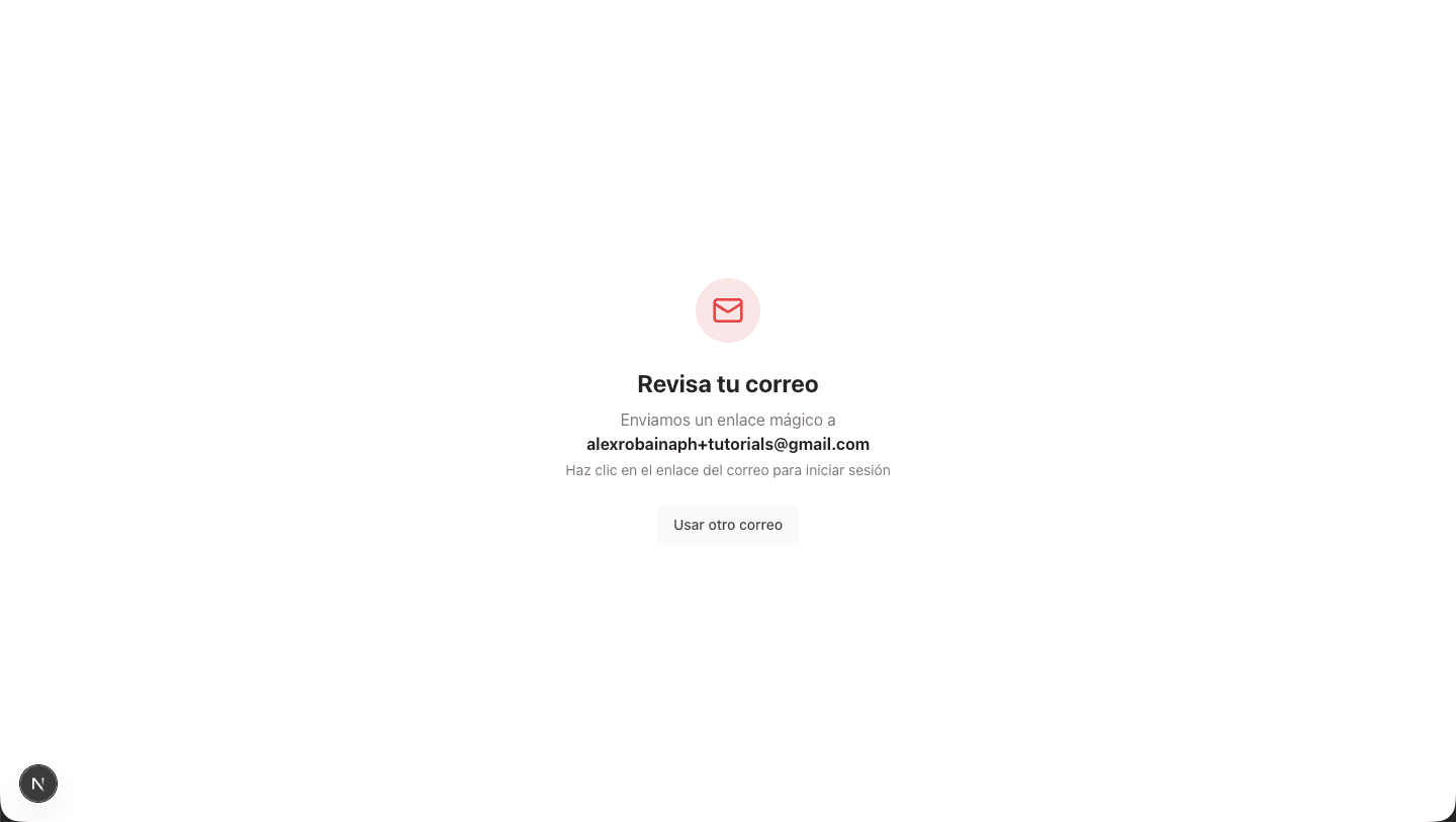 Pantalla «Revisa tu correo» confirmando el envío del enlace mágico